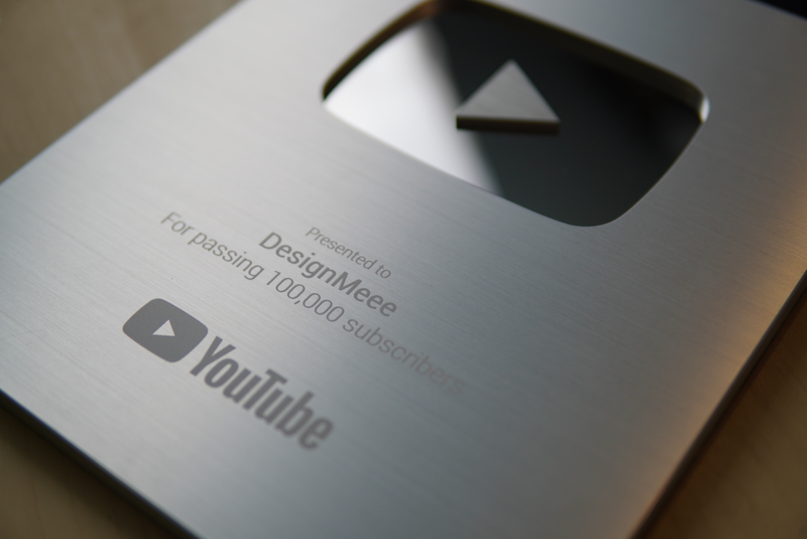 ครูน้ำถือ YouTube Silver Play Button